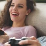 Freundschaft mit dem Ex: Mann und Frau haben Spaß beim Playstation spielen.